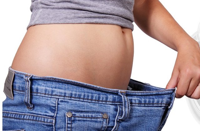 7 metode infricosatoare la care recurgeau femeile din trecut pentru a slabi