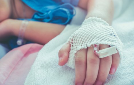 Fetita bolnava de cancer pe care parinti refuzau sa o trateze a fost dusa la spital