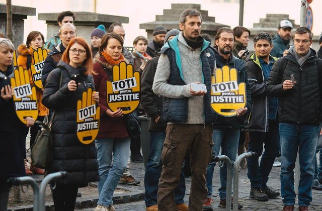 Protest mut la Sibiu. Peste 100 de oameni protesteaza, de peste 24 de ore, impotriva modificarii legilor din justitie