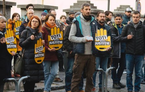 Protest mut la Sibiu. Peste 100 de oameni protesteaza, de peste 24 de ore, impotriva modificarii legilor din justitie
