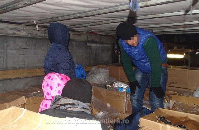 Politistii de frontiera au gasit 4 sirieni, dintre care 2 copii, ascunsi in compartimentul de marfa al unui camion