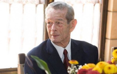 Sicriul cu trupul neinsufletit al Regelui Mihai a ajuns la Castelul Peles