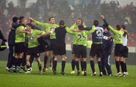 Liga sifonarilor: fotbalistii isi toarna colegii pentru protectie