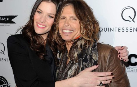  Video  Steven Tyler poarta uneori hainele fiicei sale, Liv