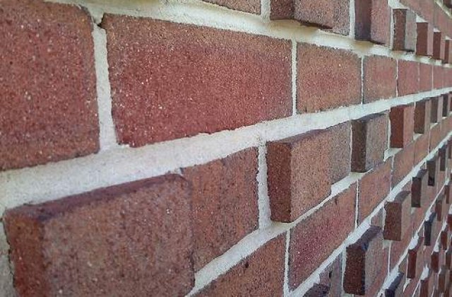 Turnu Severin: Un barbat a murit dupa ce un zid a cazut pe el