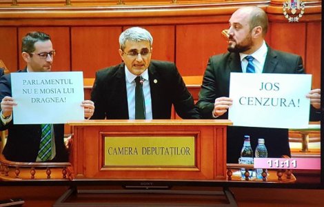 Protest al deputatilor PMP la tribuna Parlamentului: Nu votati ca oile lui Daea