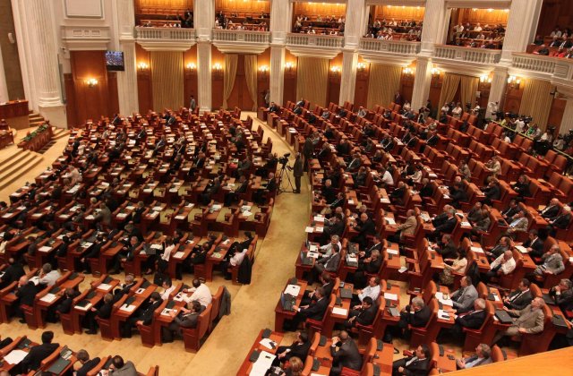 Regulamentul Camerei Deputatilor a fost modificat: timpii de dezbatere a unei legi au fost redusi