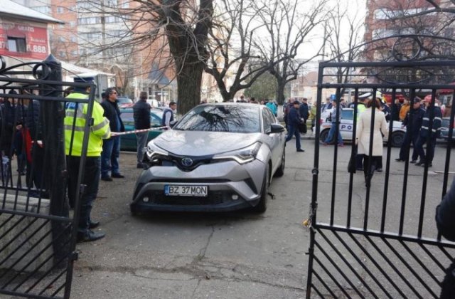 Buzau: O masina a intrat intr-un grup de persoane in fata unei scoli