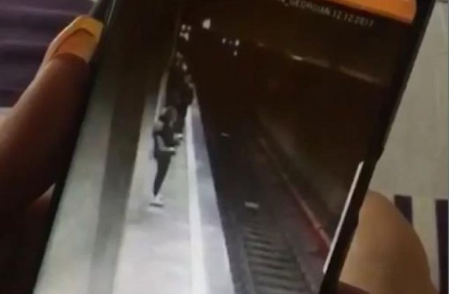 Momentul in care prima tanara este impinsa in fata metroului, la statia Costin Georgian / VIDEO