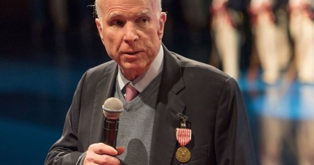 Senatorul american John McCain a ajuns la spital din cauza efectelor secundare ale tratamentului impotriva cancerului