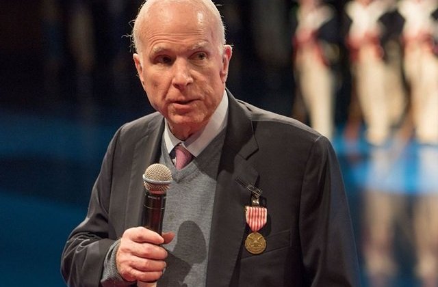 Senatorul american John McCain a ajuns la spital din cauza efectelor secundare ale tratamentului impotriva cancerului
