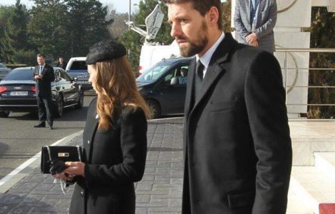 Fostul principe Nicolae a stat de vorba cu oamenii veniti la Palatul Regal sa ii aduca un omagiu regelui Mihai