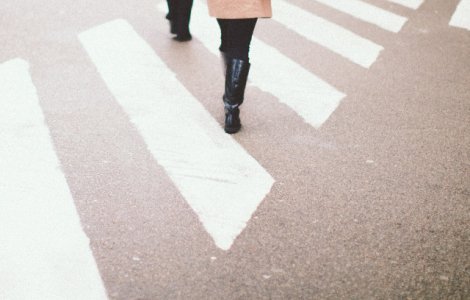 Trei adolescenti au fost loviti de un microbuz pe o trecere de pietoni