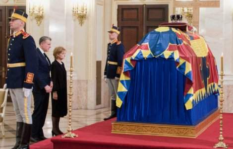 Peste 17.000 de romani s-au recules la catafalcul Regelui Mihai, in ultimele 24 de ore