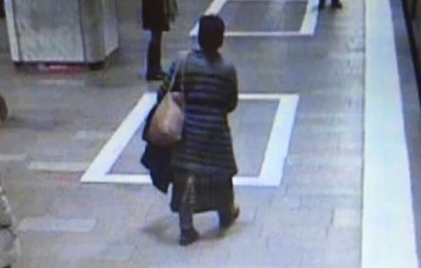 Doua femei, amenintate la statiile de metrou Unirii si Pipera. O suspecta este audiata