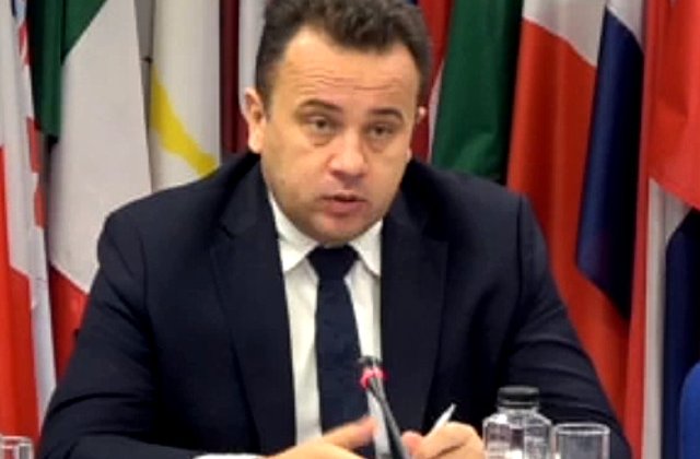 Liviu Pop: Ministerul se obliga sa puna toate manualele de baza in format PDF si digital interactiv