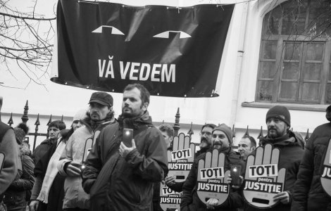 Protest cu oglinzi pe care scrie "Voi va vedeti?", in fata sediului PSD din Sibiu / VIDEO
