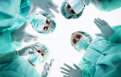 Raport: Aproximativ 15.700 de medici romani lucreaza in strainatate