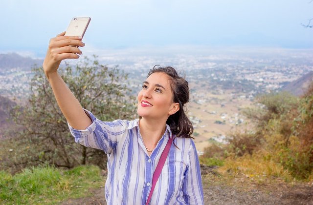 Studiu: Selfita, nevoia obsesiva de a publica selfie-uri, este o tulburare mentala
