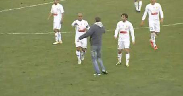  Video  Meci de fotbal oprit pentru un autograf!