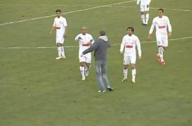 [VIDEO] Meci de fotbal oprit pentru un autograf!