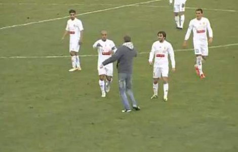  Video  Meci de fotbal oprit pentru un autograf!