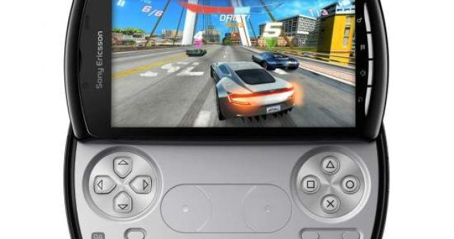  Review  Sony Ericsson Xperia Play: Smartphone sau consola de gaming?