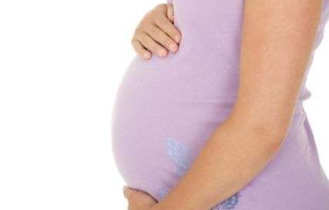 A stat opt luni cu un fat dezvoltat in abdomen