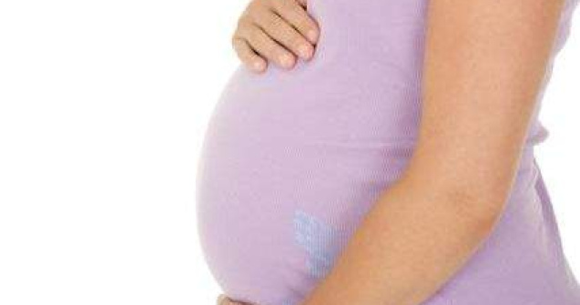 A stat opt luni cu un fat dezvoltat in abdomen