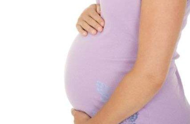 A stat opt luni cu un fat dezvoltat in abdomen