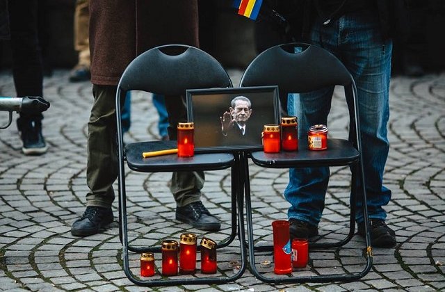 Protest mut la Sibiu, langa sediul PSD, in memoria Regelui Mihai