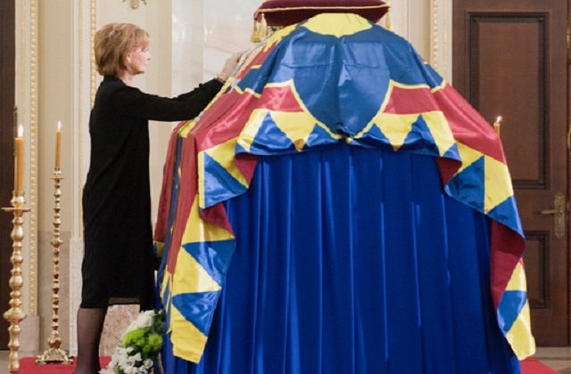 Ceremonia de ingropare a Regelui Mihai s-a incheiat