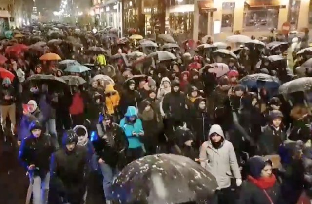 Mii de oameni au iesit in strada, in toata tara, pentru a manifesta impotriva modificarii legilor justitiei