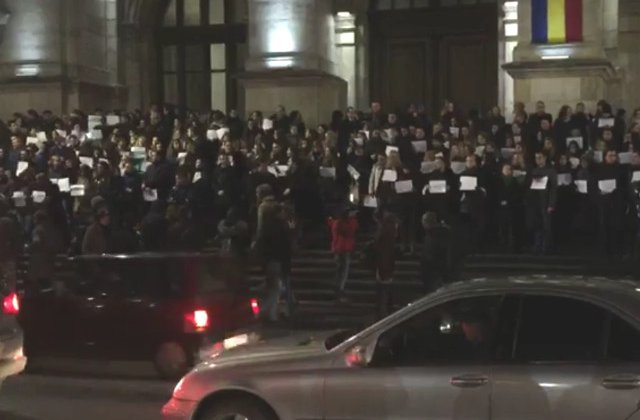 Sute de magistrati protesteaza in tacere pe treptele Curtii de Apel Bucuresti / VIDEO