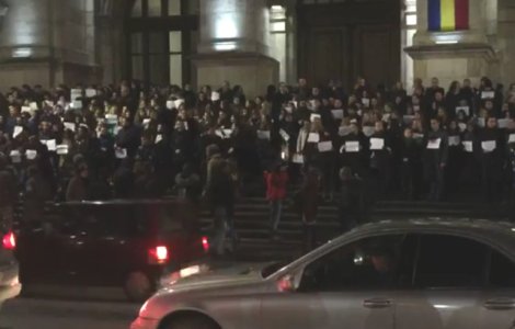 Sute de magistrati protesteaza in tacere pe treptele Curtii de Apel Bucuresti / VIDEO