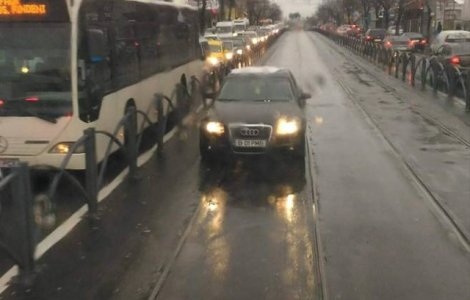 Un angajat al Primariei Bucuresti a fost concediat pentru ca a condus pe linia de tramvai