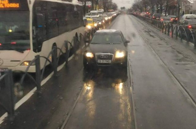 Un angajat al Primariei Bucuresti a fost concediat pentru ca a condus pe linia de tramvai