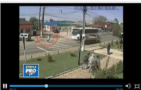  Video  Femeie spulberata pe trecerea de pietoni de un autocar