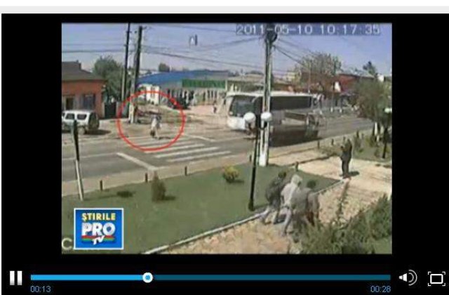 [VIDEO] Femeie spulberata pe trecerea de pietoni de un autocar