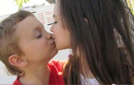  Video  Un sarut inocent intre pusti, face milioane de vizualizari pe Youtube