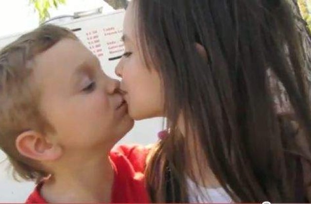 [VIDEO] Un sarut inocent intre pusti, face milioane de vizualizari pe Youtube