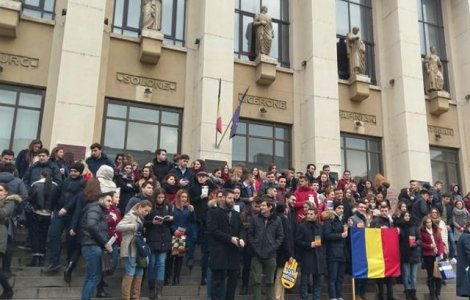 Aproximativ 300 de studenti la Drept protesteaza cu Constitutia in maini pe treptele institutiei de invatamant
