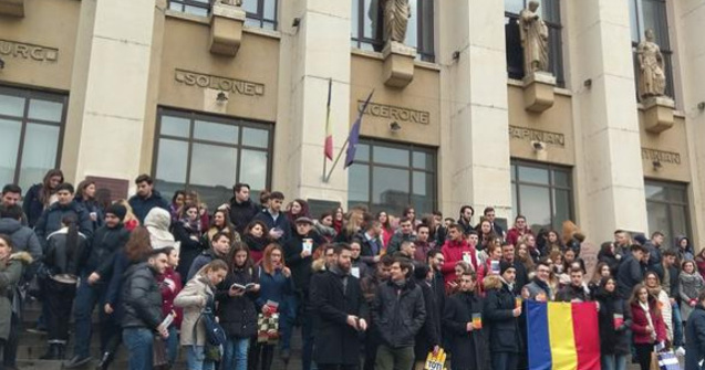 Aproximativ 300 de studenti la Drept protesteaza cu Constitutia in maini pe treptele institutiei de invatamant
