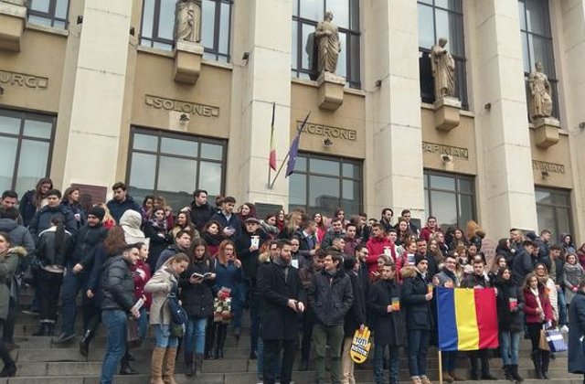 Aproximativ 300 de studenti la Drept protesteaza cu Constitutia in maini pe treptele institutiei de invatamant