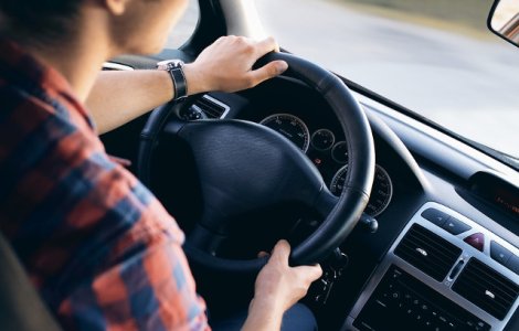 Un barbat a fugit cu masina de serviciu pentru ca nu isi primise salariul