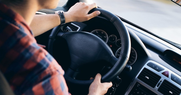 Un barbat a fugit cu masina de serviciu pentru ca nu isi primise salariul