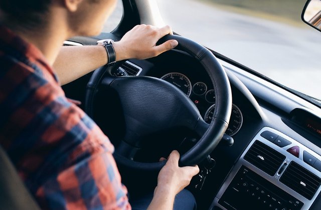 Un barbat a fugit cu masina de serviciu pentru ca nu isi primise salariul