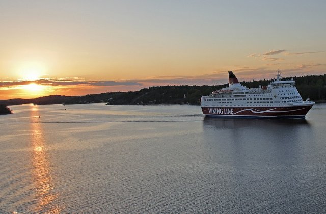 Cel putin trei persoane au murit dupa ce un feribot s-a rasturnat in largul coastelor filipineze
