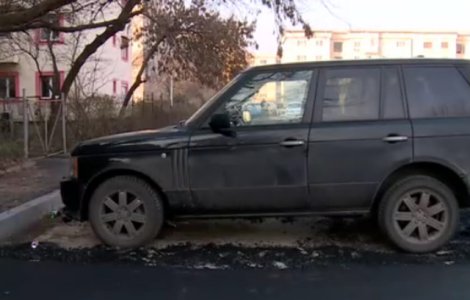 Muncitorii unei companii au asfaltat in jurul unei masini