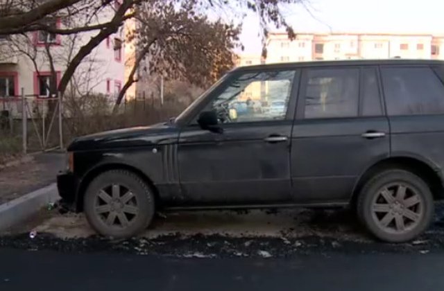 Muncitorii unei companii au asfaltat in jurul unei masini